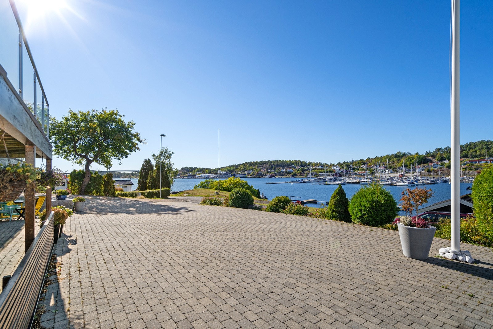 Stor stenlagt gårdsplass Galleribilde