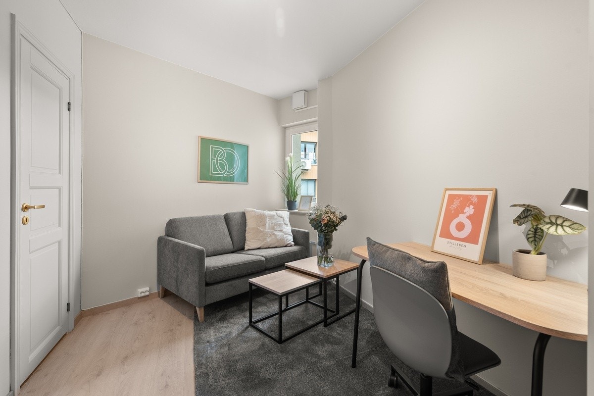 Vi har møblert rommene med sofagruppe, skap og skrivebord. I tillegg har rommene egen soveorm med seng og nattbord Galleribilde