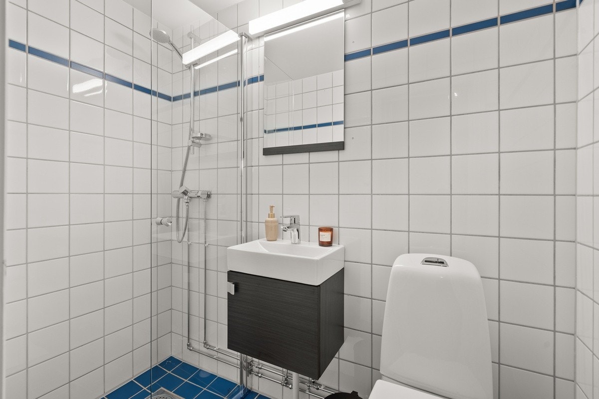 Badet har servant, toalett og dusj. På 21kvm er det i tillegg opplegg til vaskemaskin Galleribilde