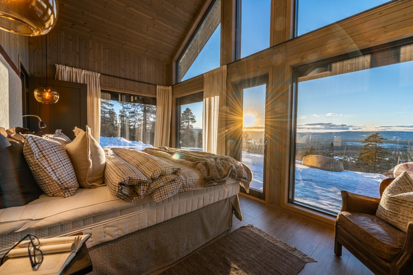 Fra Master Bedroom er det nydelig utsikt mot fjellheimen. De store panoramavinduene inviterer nesten naturen inn i rommet. Galleribilde