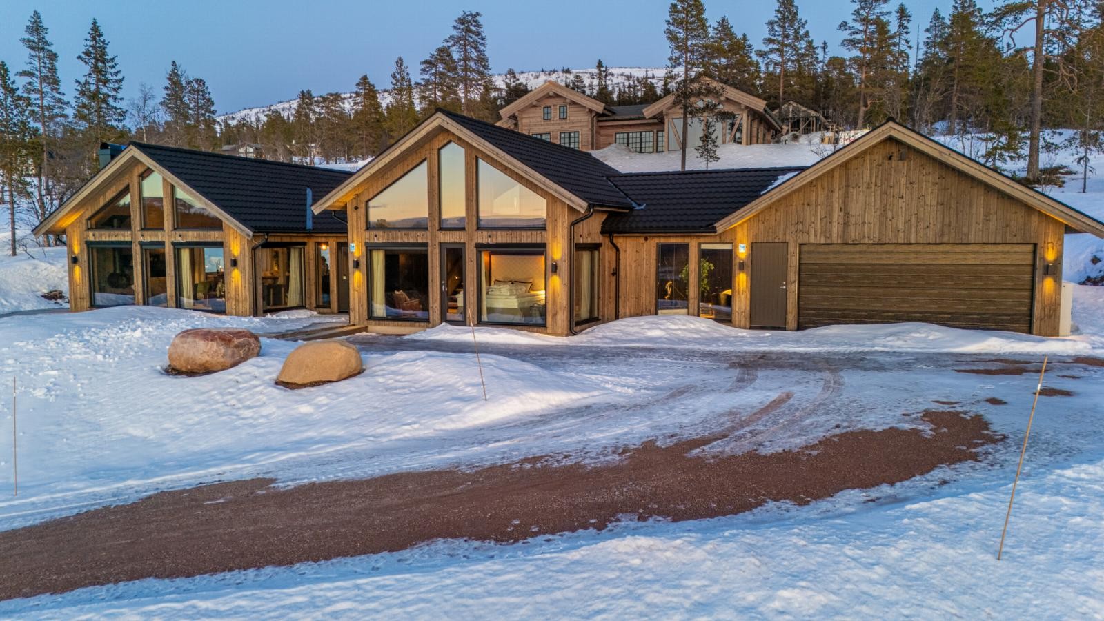 Fasaden i kveldssola. Galleribilde