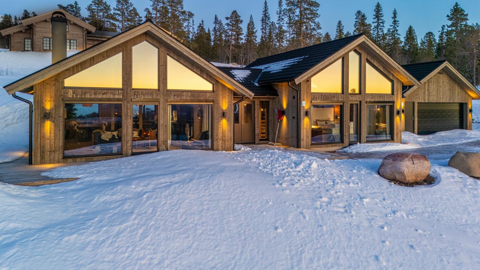 Kveldssola speiler seg i de store panoramavinduene Galleribilde