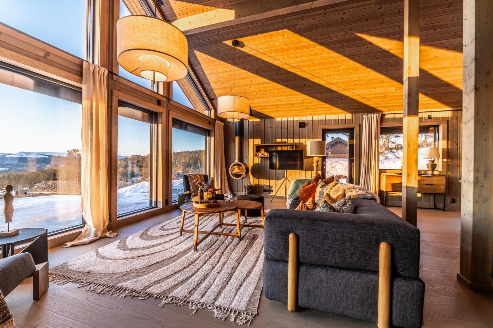 De runde bordene er fra Bolia. I taket henger to store Margin lamper fra New Works. De lekre lenestolene er bestilt fra USA for et eget og unikt utrykk. Galleribilde