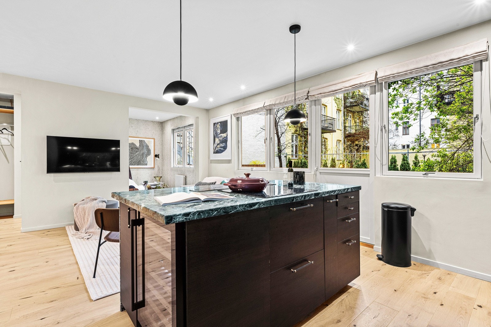 Stor stue med åpen kjøkkenløsning Galleribilde