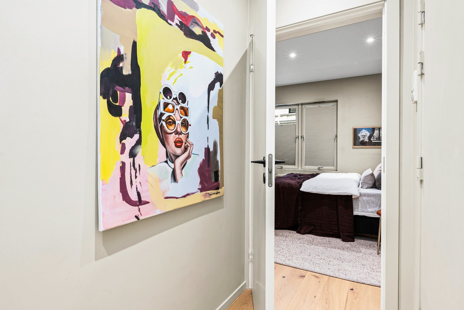 Fra entré mot soverom Galleribilde