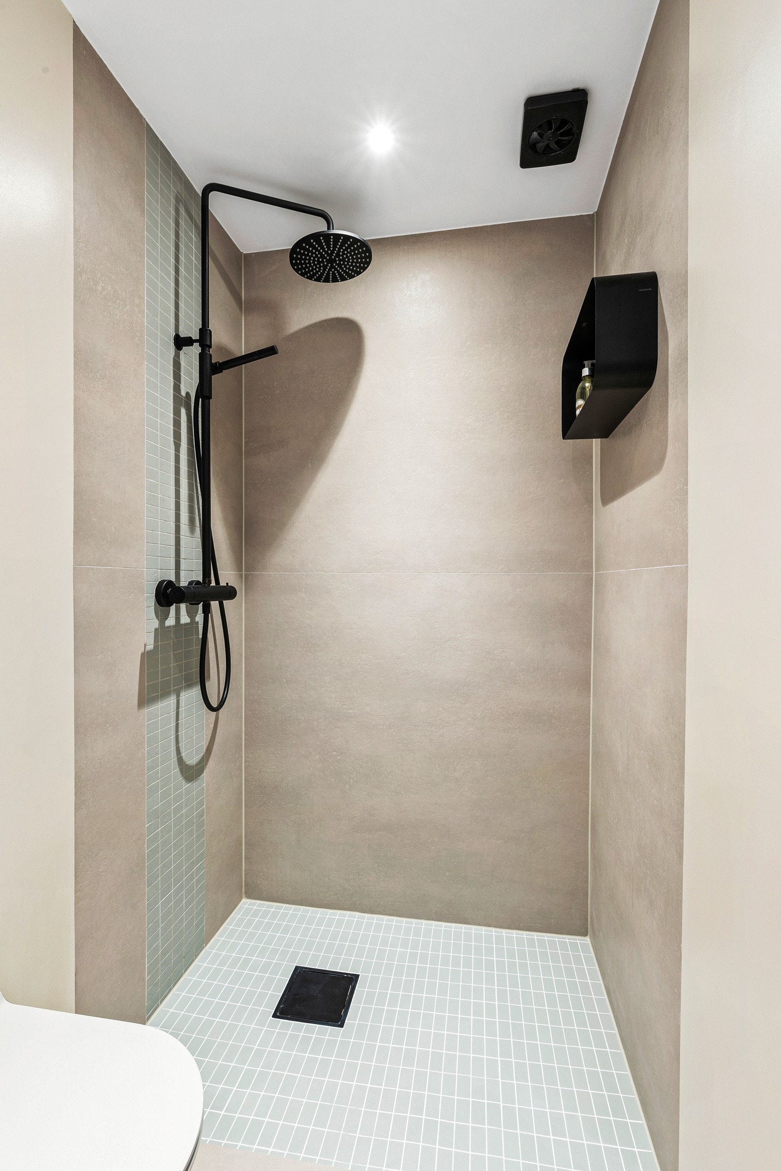 Regnfallsdusj på bad Galleribilde