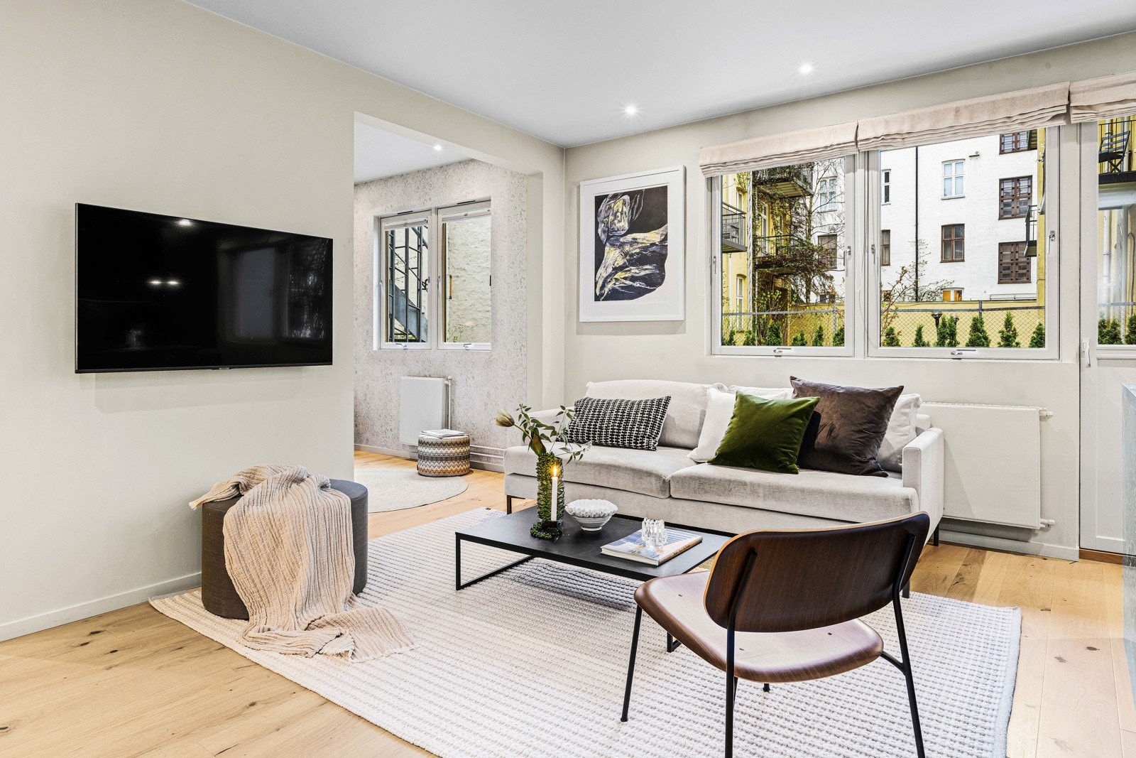 God plass til sofa og stuebord Galleribilde