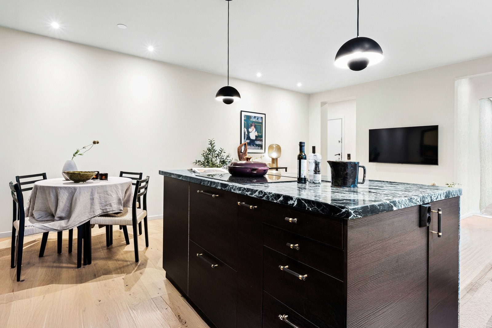 Kjøkkenøy med integrert platetopp og avtrekk samt vinskap Galleribilde