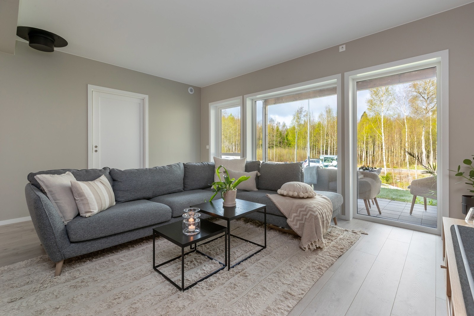 Det er stålpipe i himling - klargjort for vedovn Galleribilde