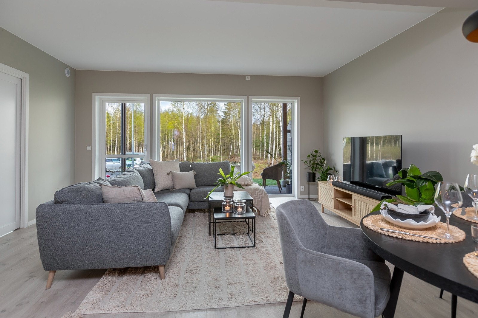 Det er god plass til både sofagruppe og spisestue - og mye lys Galleribilde