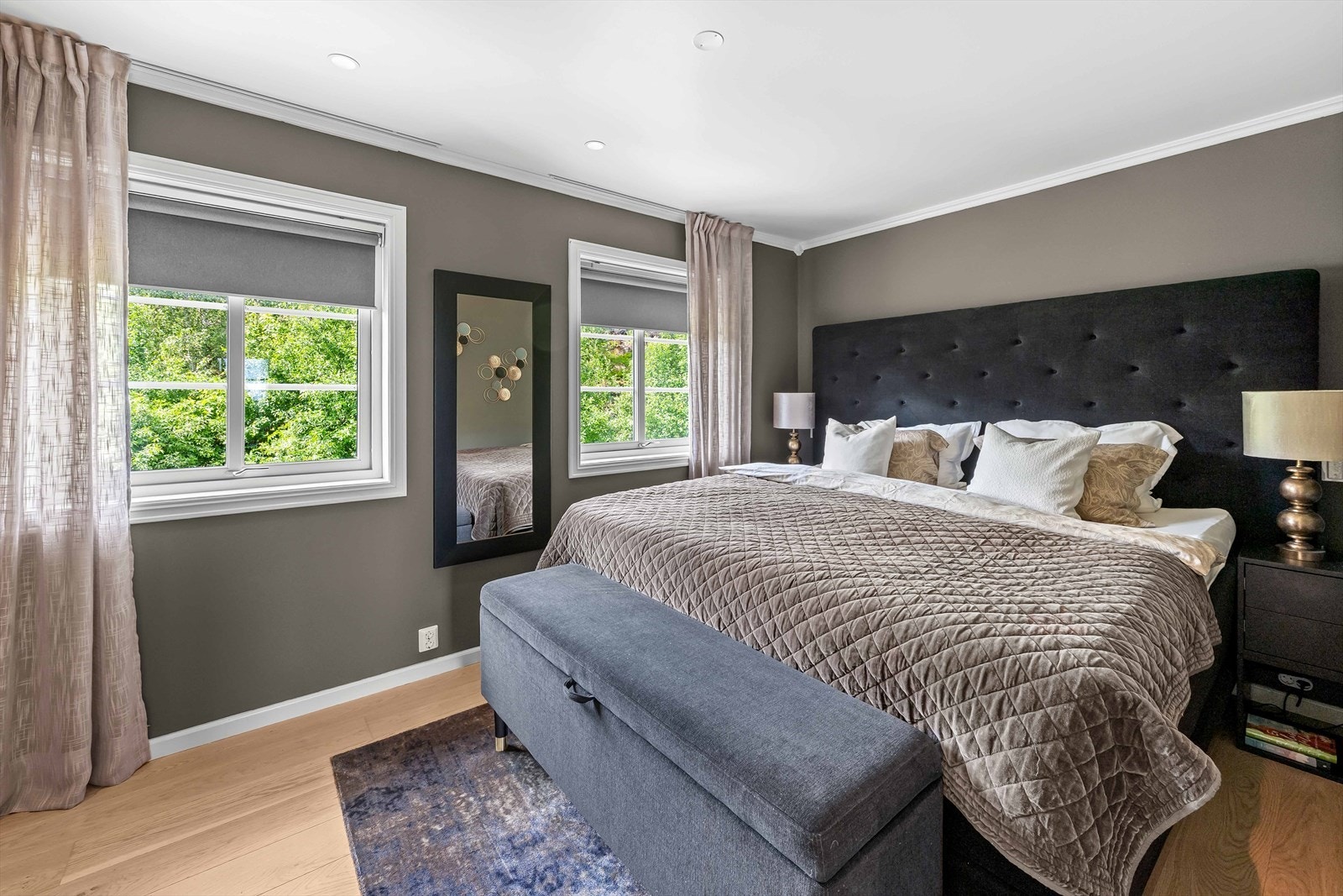 Lekkert hovedsoverom som er romslig med god plass til seng og annet ønskelig møblement. Galleribilde