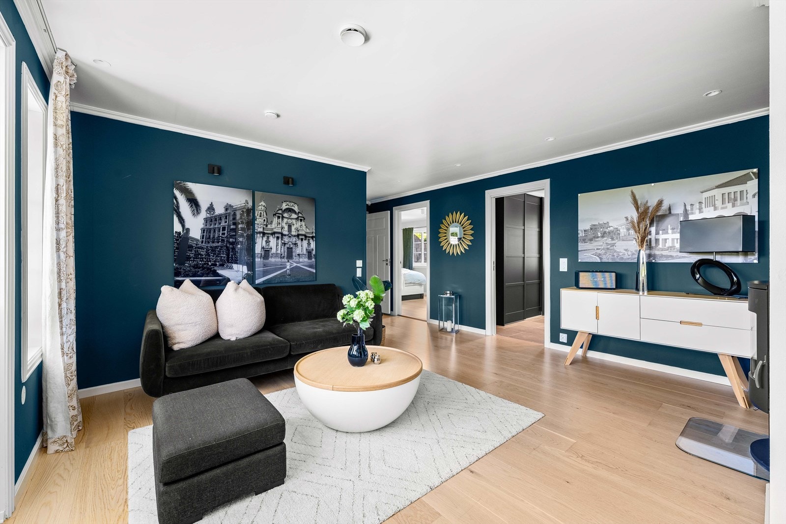 Ekstra stue perfekt for barna å ha med venner. Et rom fylt med komfortable møbler og god plass til lek og moro, hvor de kan skape minner sammen! Galleribilde