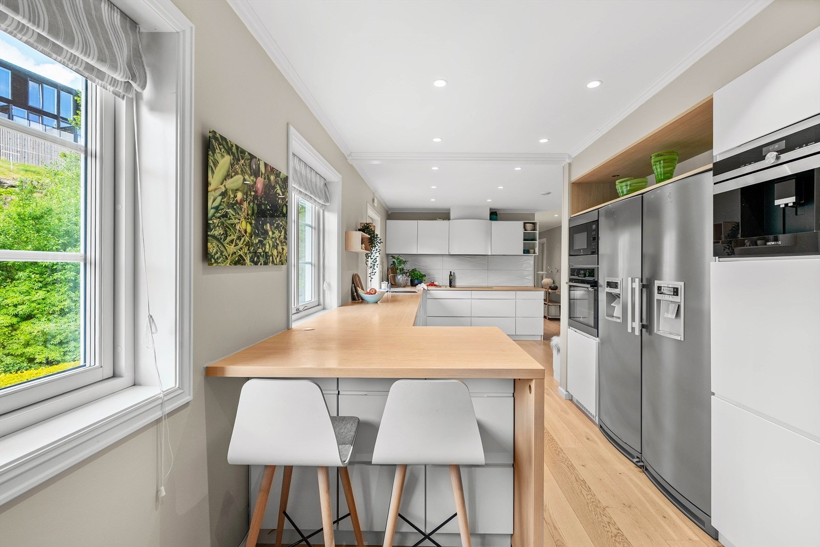 Kjøkkenet byr på integrerte hvitevarer med bla. kaffemaskin! Galleribilde