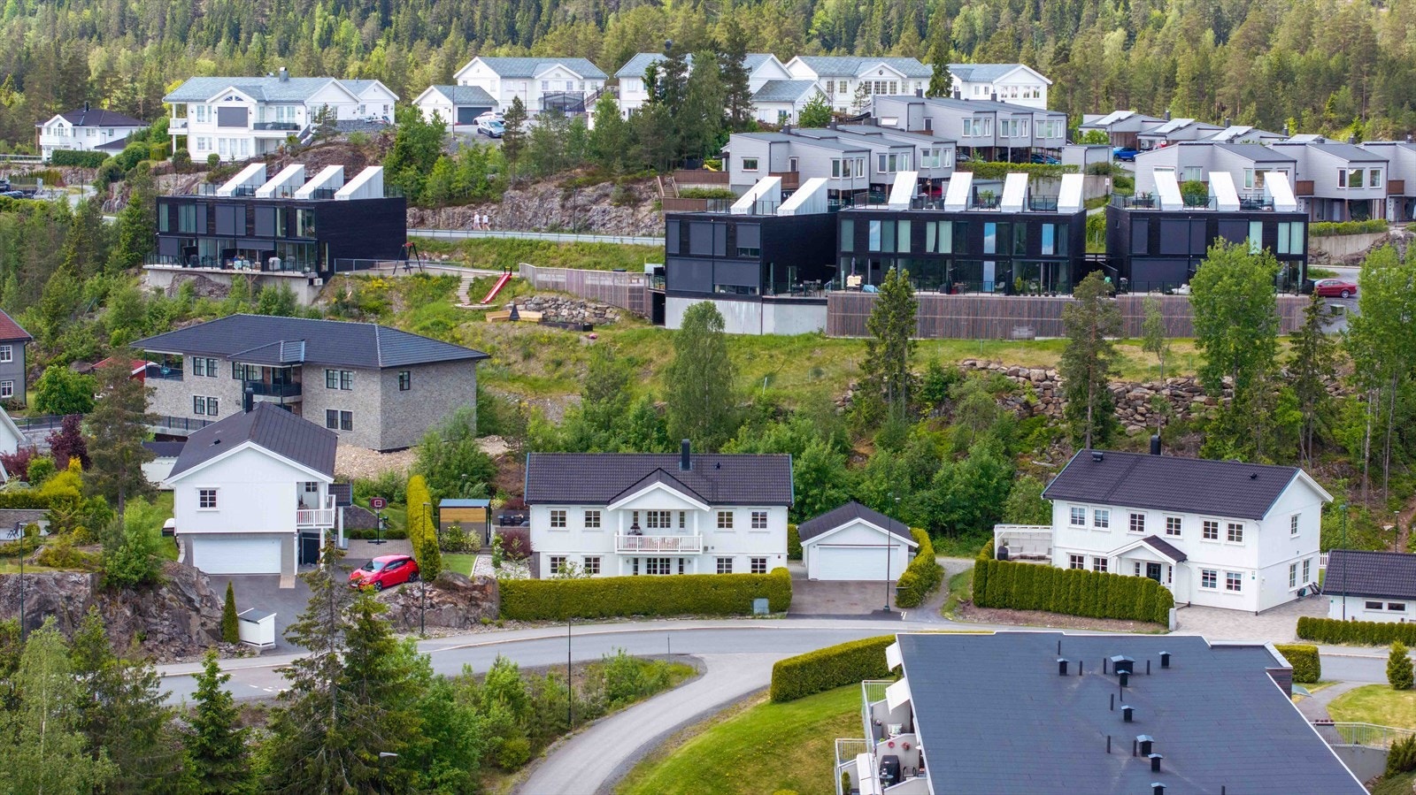 Området er kjent for sin populære beliggenhet med nærhet til marka, skog og åsrygger, noe som gir beboerne fantastiske muligheter for friluftsliv og rekreasjon. Galleribilde
