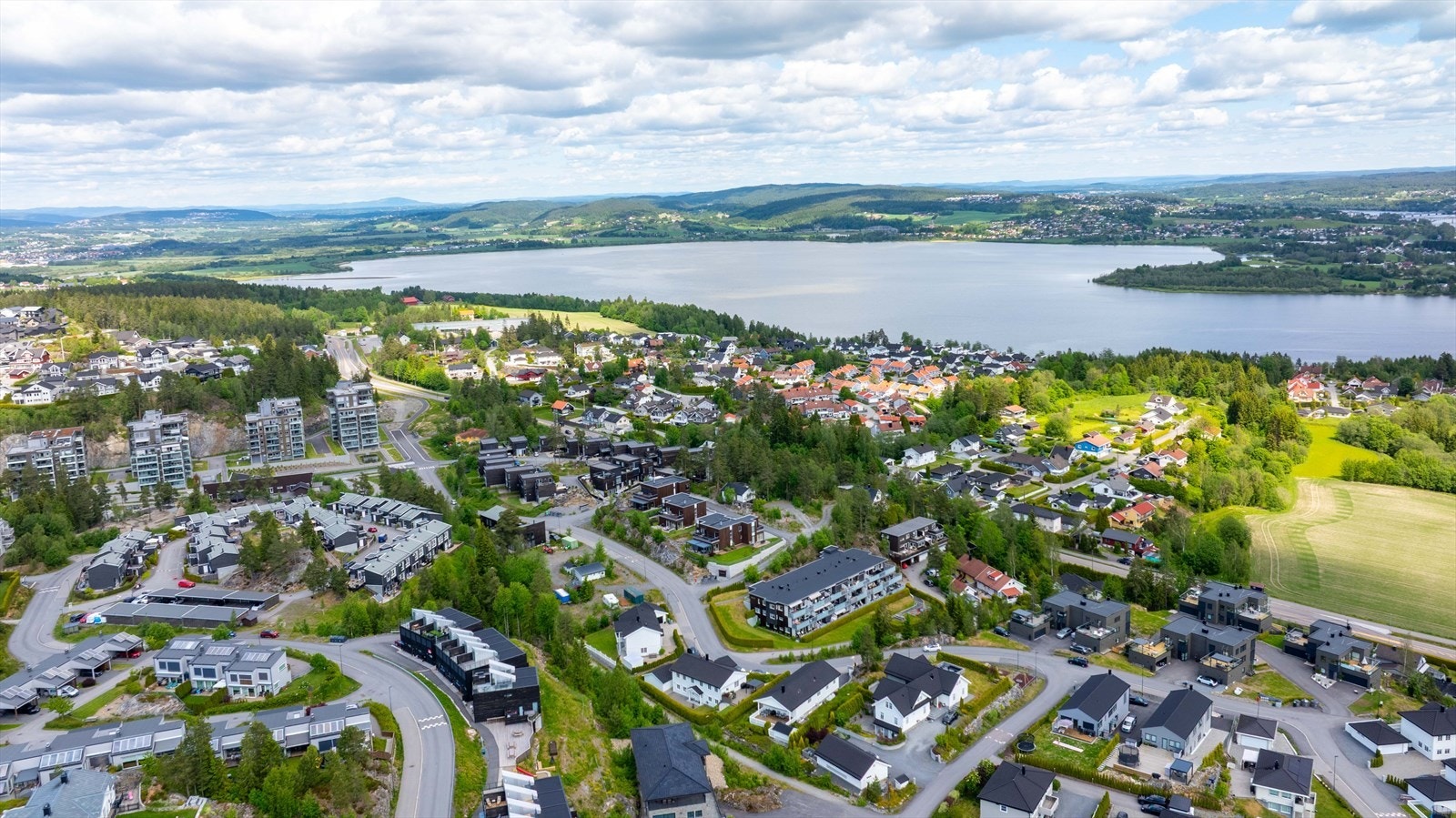 Marikollen idrettspark tilbyr supre fasiliteter året rundt, og kulturskolen har et variert tilbud innen musikk, teater og andre kulturaktiviteter. Om sommeren kan man nyte trivelige omgivelser rundt Myrdammen, her kan man bade og grille! Galleribilde