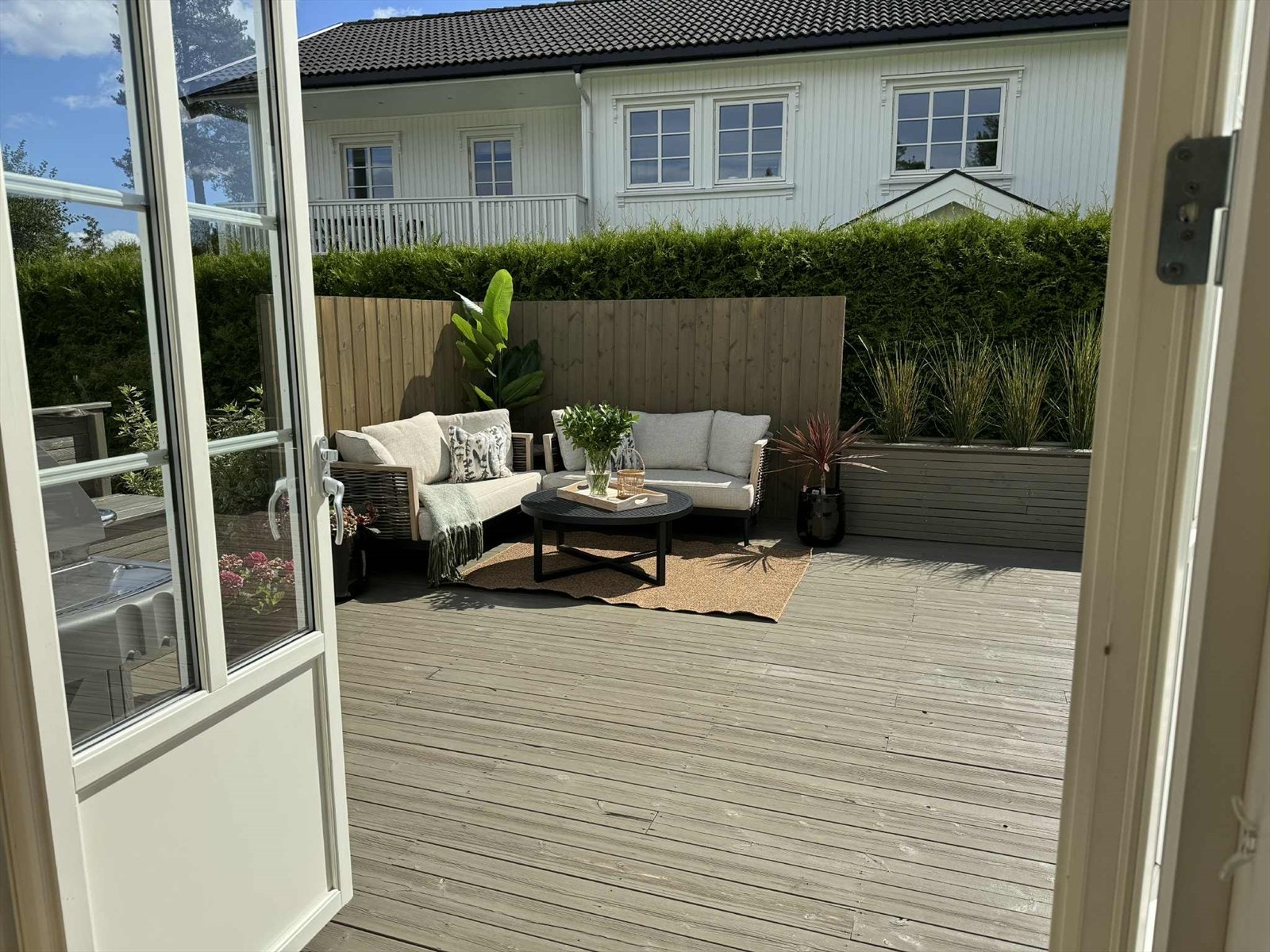 Uteplass på nåværende tidspunkt uten pergola. (Selgers private bilde) Galleribilde