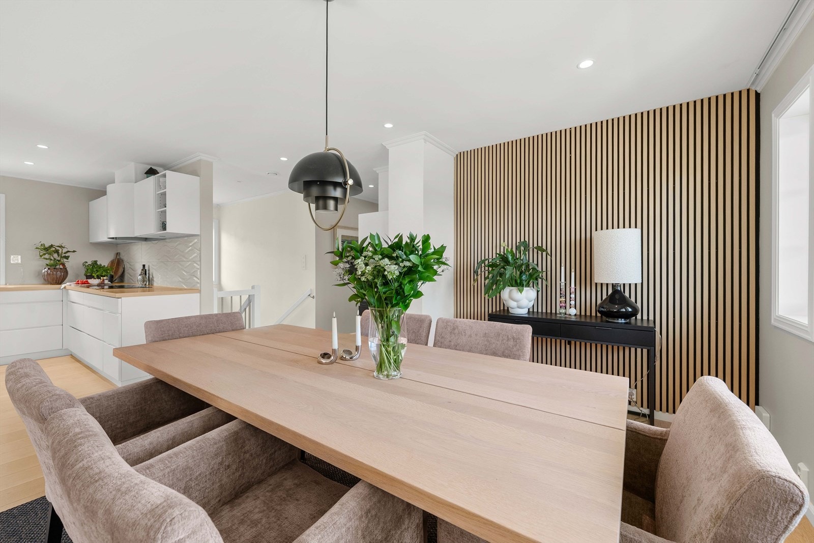 Åpen stue/ kjøkkenløsning! Det er varmefolie i gulv på kjøkken og i stue for en effektiv varmekilde. Galleribilde