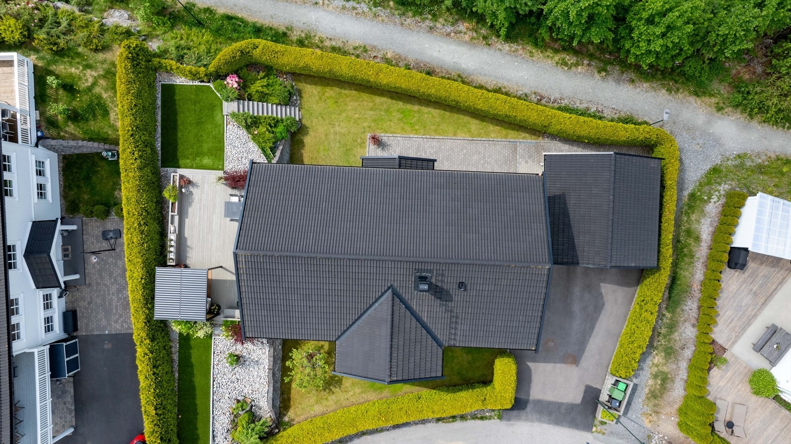 Eiendommen sett ovenfra viser den fantastiske beliggenheten og de romslige uteområdene. Nyt den vakre utsikten og den harmoniske plasseringen i naturskjønne omgivelser. Galleribilde