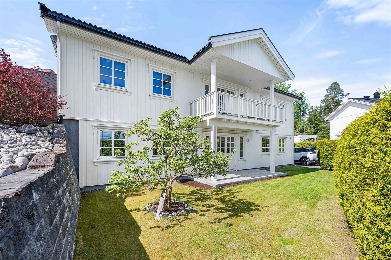 En innholdsrik og herskapelig bolig oppført i 2013 med moderne og flotte kvaliteter. Boligen ligger på populære Hektneråsen som er et attraktivt boområde for barnefamilier. Her har man alt i umiddelbar nærhet. Galleribilde