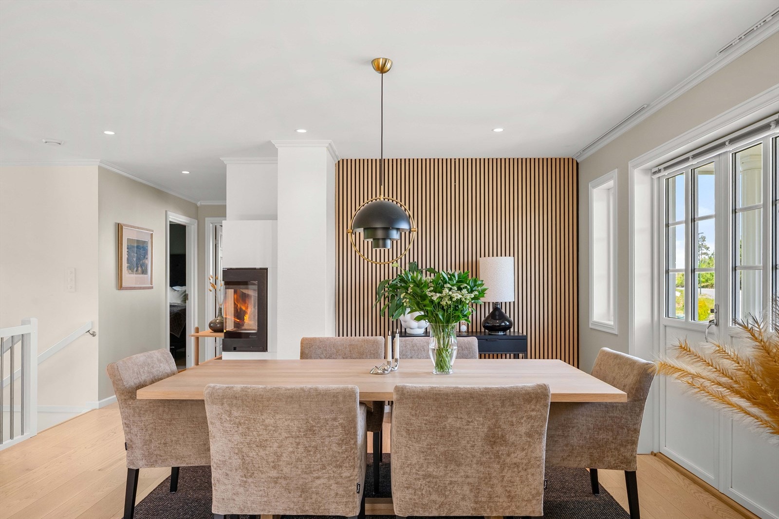 Peis som kan sees fra flere soner i stuen. Galleribilde