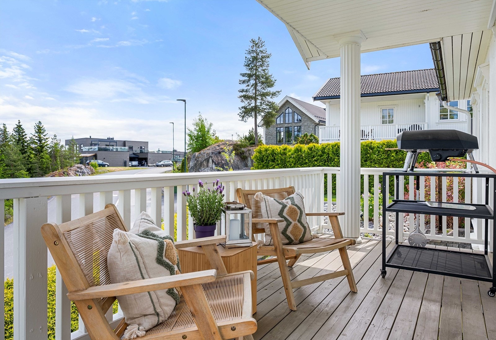 Balkong med overbygg som har utgang fra stue 2. etg. på ca. 9,5 kvm. Galleribilde