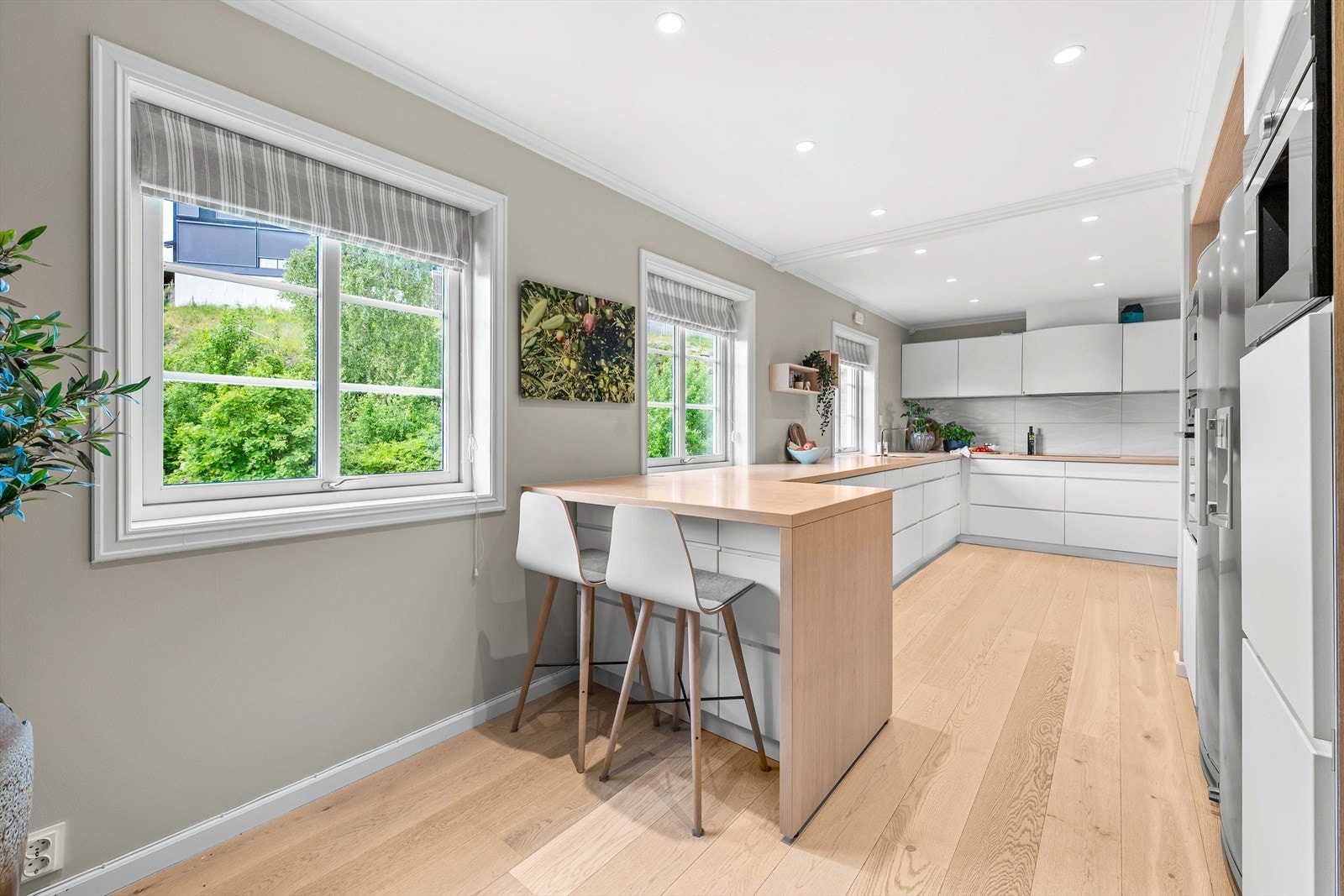 Det er godt med naturlig lysinnslipp! Kjøkkenøy med plass til spisestoler. Galleribilde