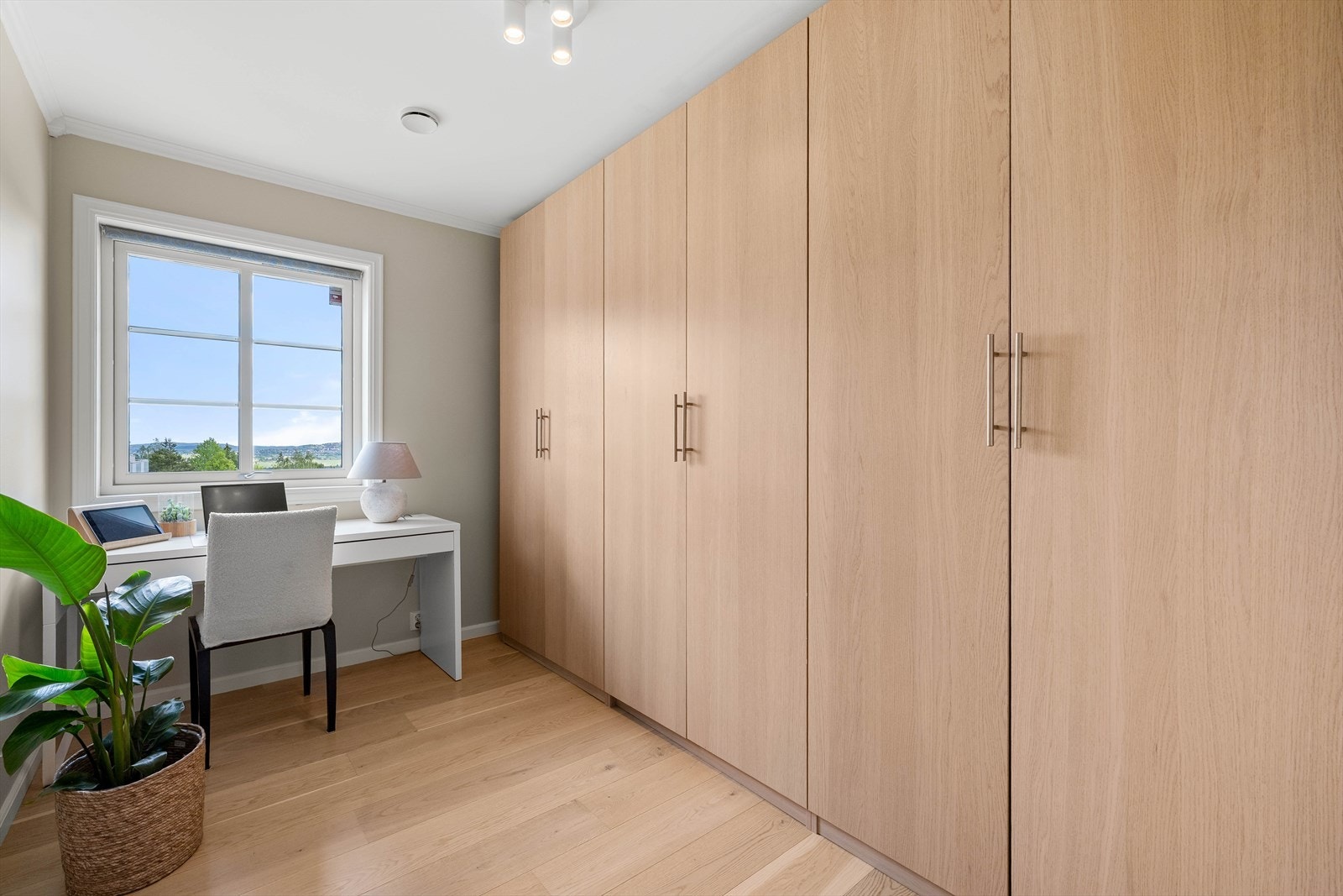 Kontor med funksjonalitet og smarte oppbevaringsløsninger i garderobeskap. Hold arbeidsområdet ryddig og organisert, samtidig som du har alt du trenger lett tilgjengelig. Galleribilde