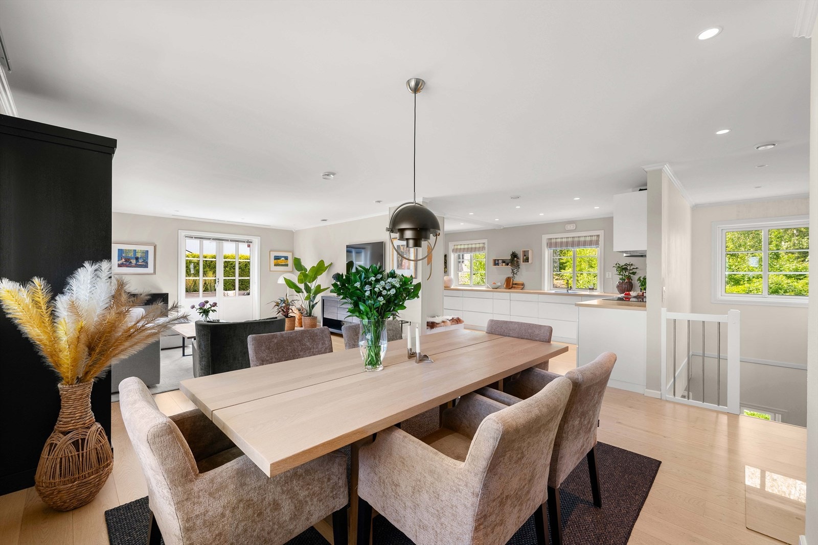 Stuen har flott enstavs parkett og det er downlights i himling for en behagelig atmosfære. Galleribilde