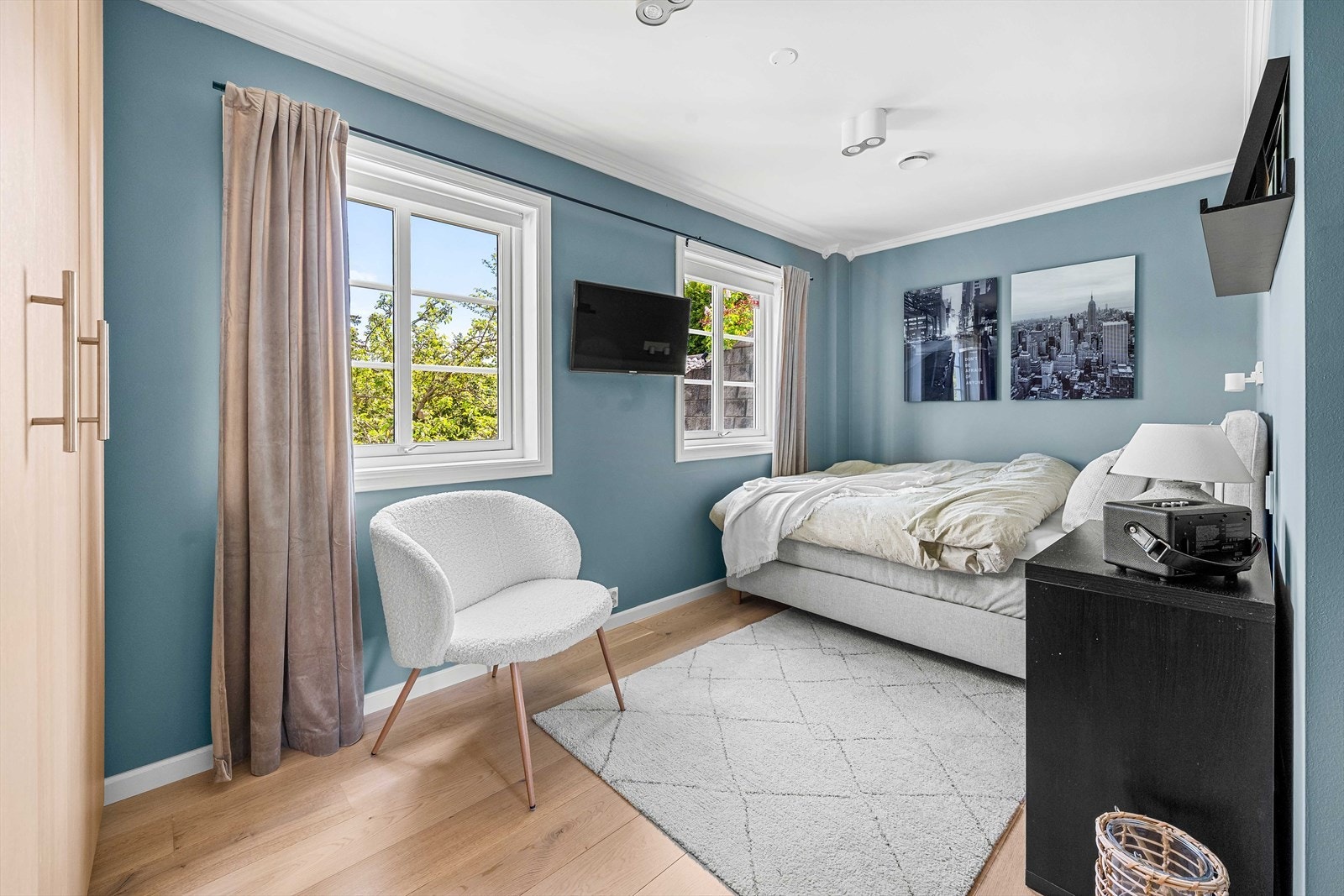 Det er to gode soverom i første etasje. God plass til seng, garderobeskap og annet ønskelig møblement. Galleribilde