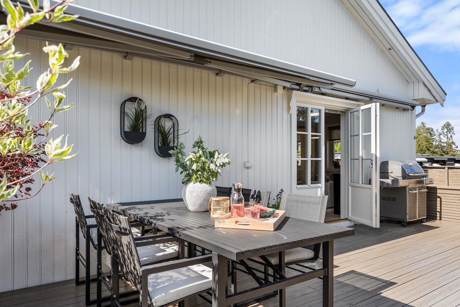 Det er montert markiser, så her kan man nyte middagen ute! Galleribilde