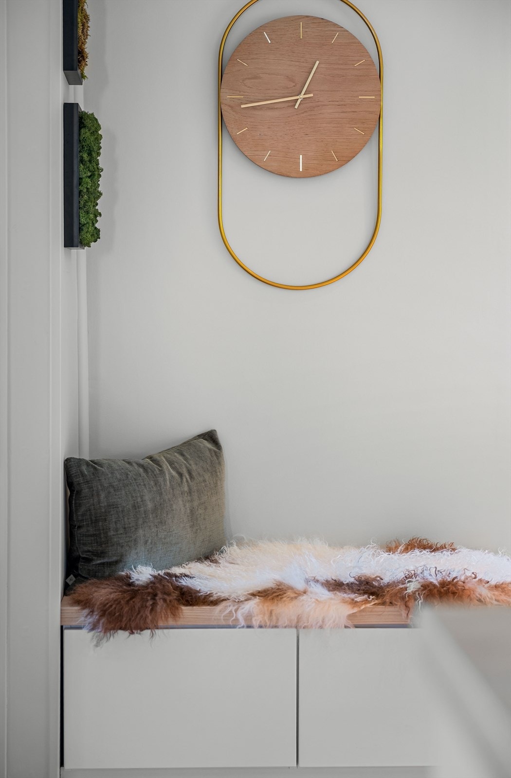 Sittebenk ved kjøkkenet. Galleribilde