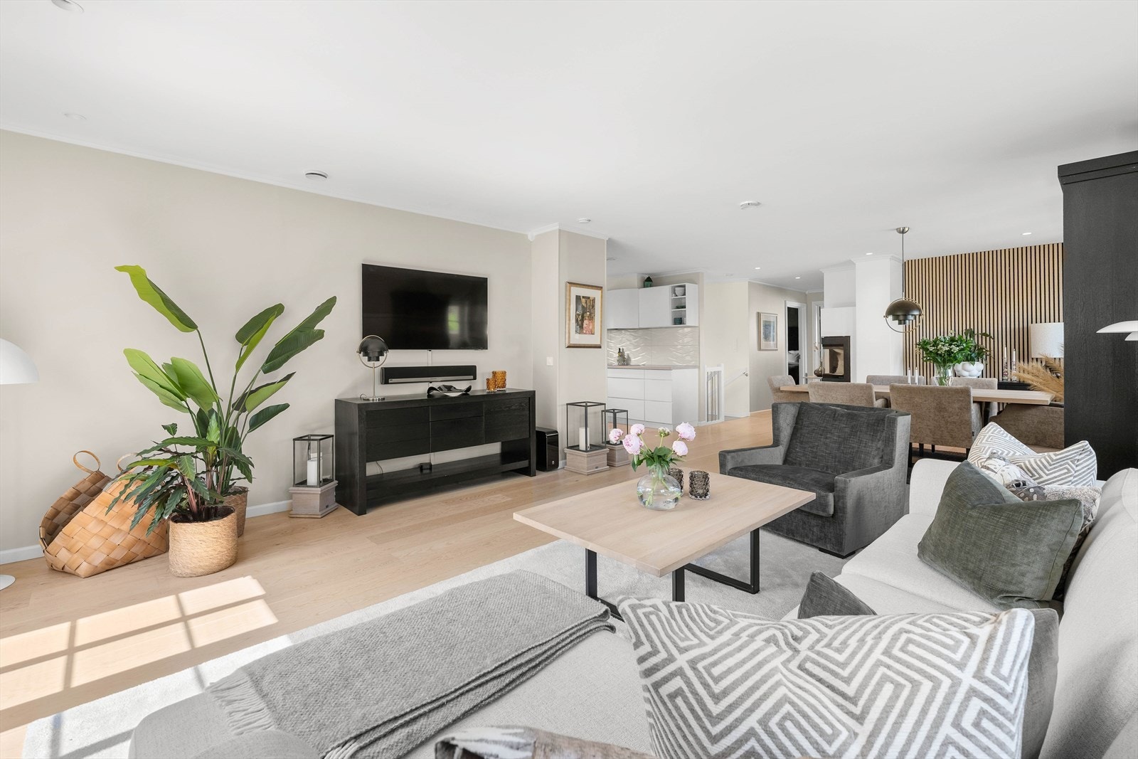 Stuen er romslig og enkel og møblere. Malt i lune og moderne farger! Galleribilde