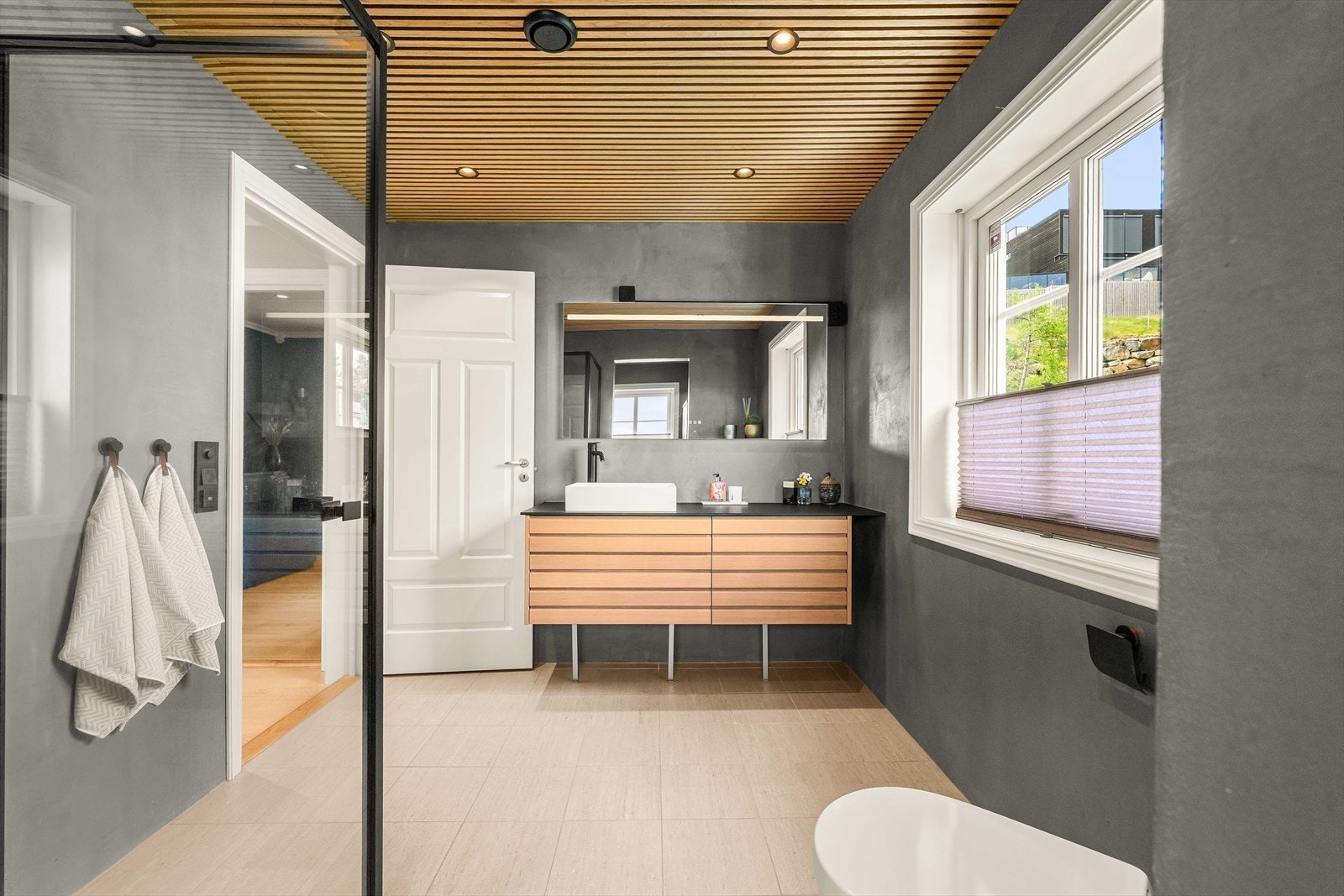 Moderne baderom, hvor stilren design møter funksjonalitet. Perfekt for å starte dagen med energi eller avslutte den med ro! Galleribilde