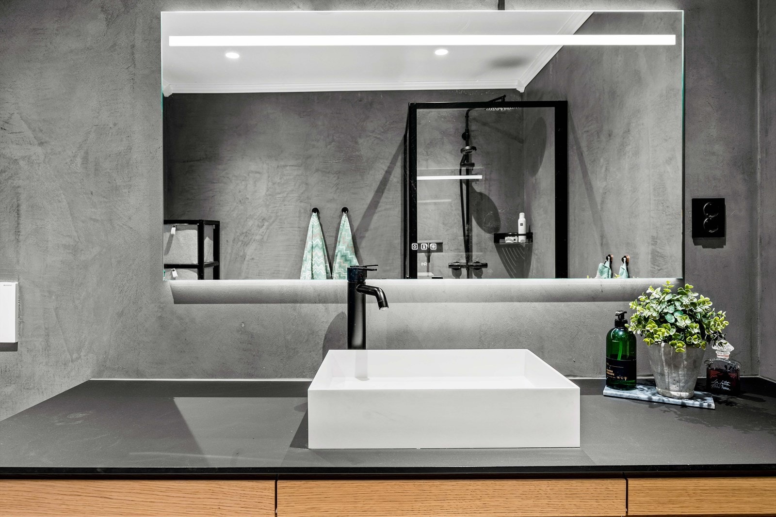 Elegant speil med touch. Perfekt for å få den beste belysningen til sminke og pleie, med enkel berøringskontroll for optimal komfort. Galleribilde