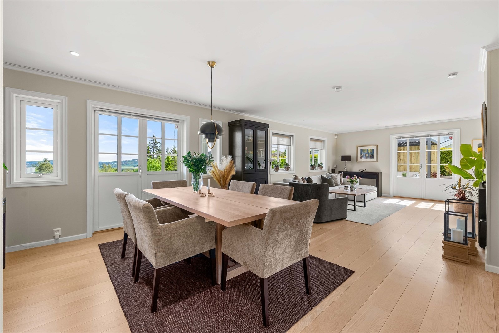 Fra spisestuen er det utgang til balkong. Galleribilde