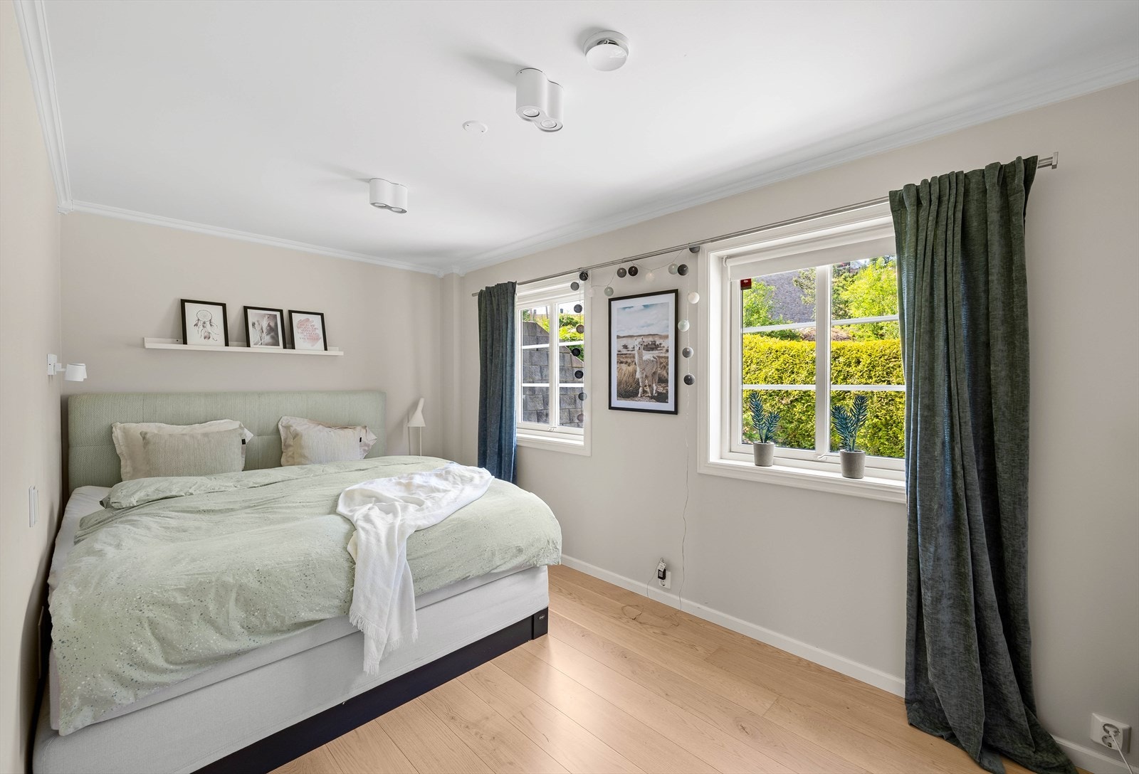 Soverom malt i moderne og behagelige farger. God plass til møblement og garderobeløsning. Galleribilde