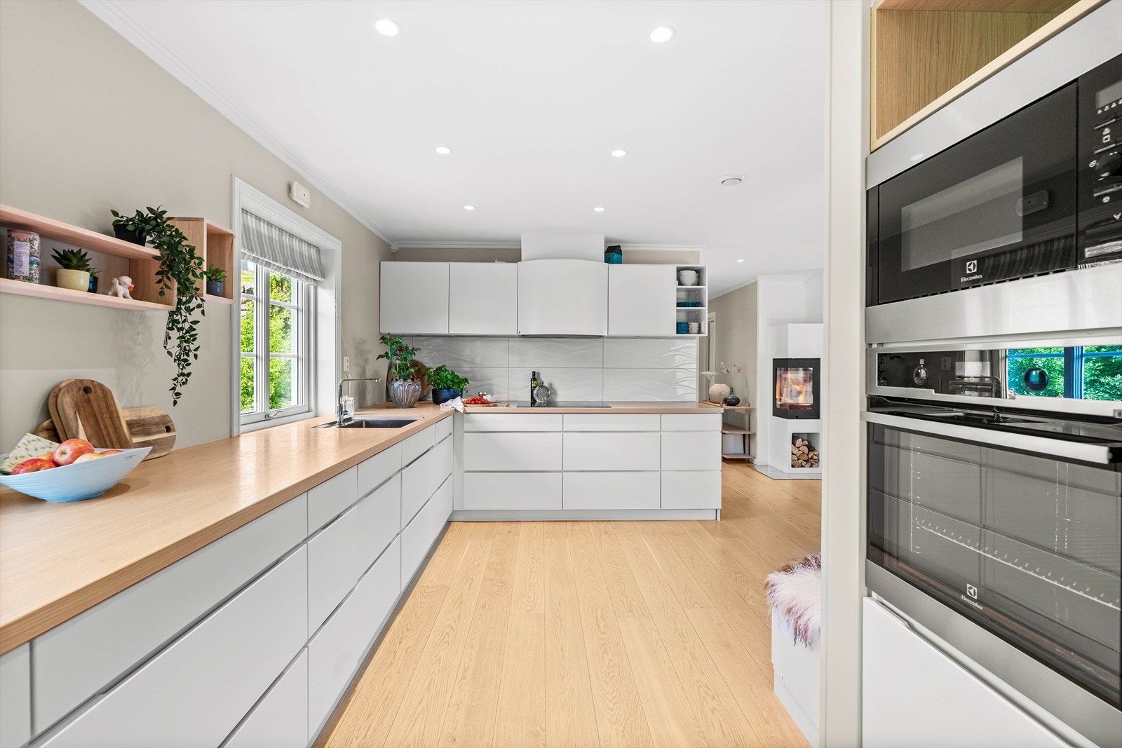 Lekkert og moderne kjøkken fra Kvik, her er det godt med benkeplass og oppbevaring i skuffer. Galleribilde