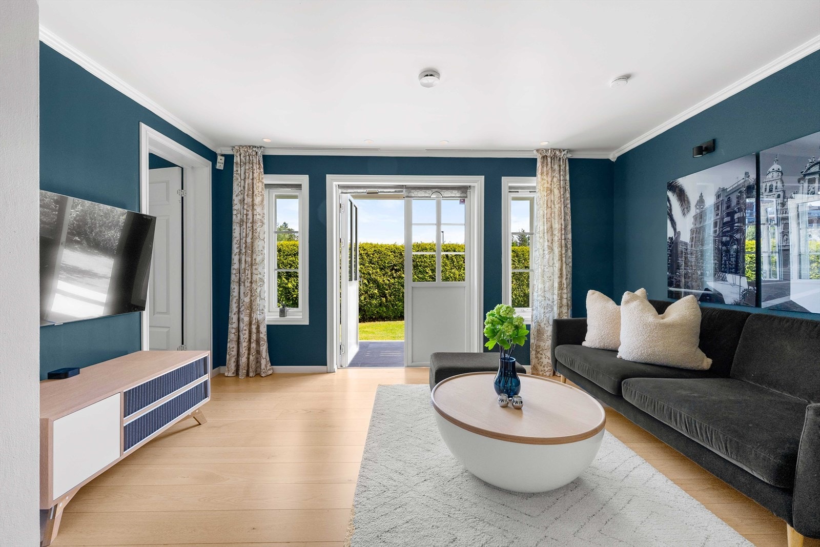 Store vindusflater som bidrar til naturlig lys i rommet. Galleribilde