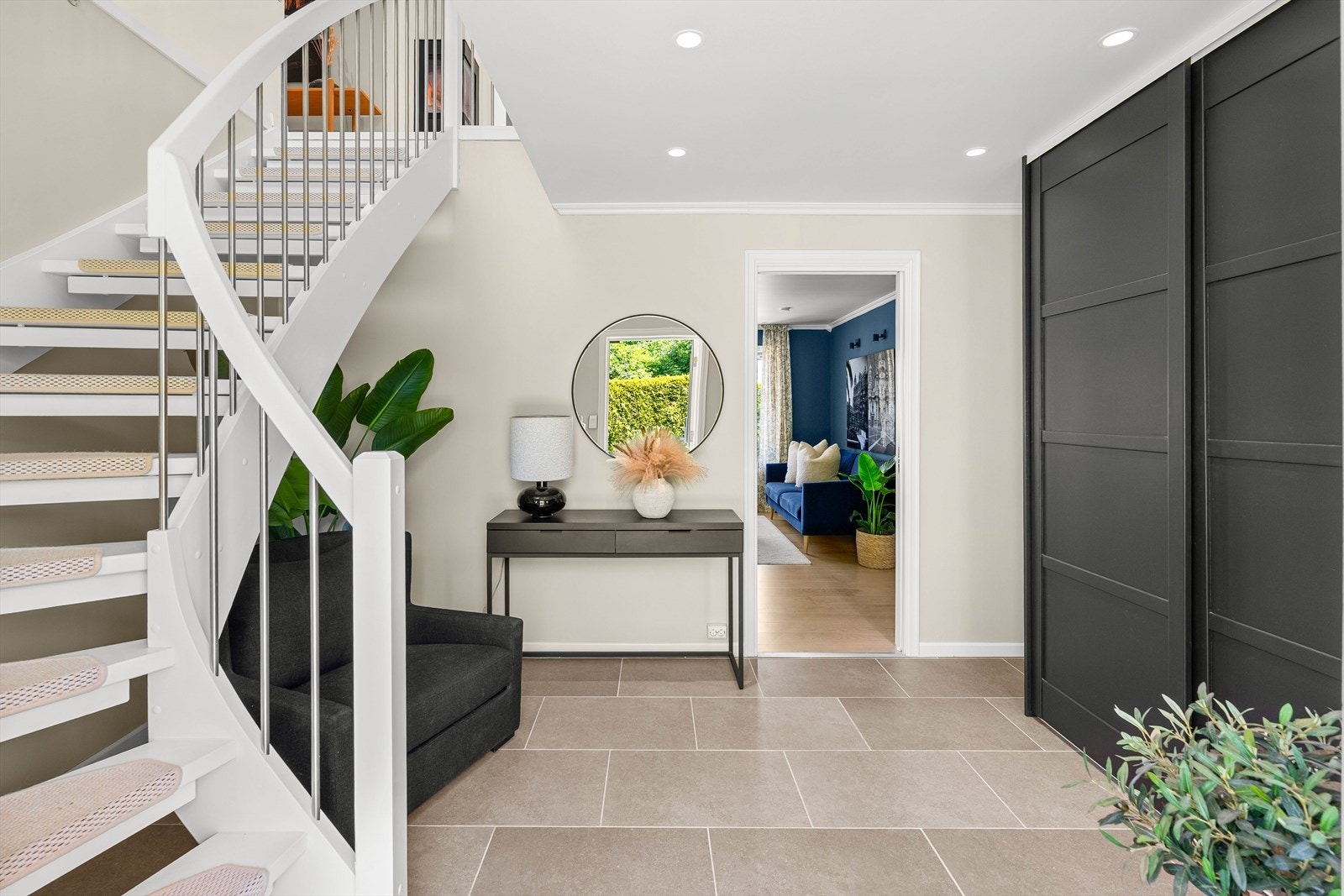 Hold yttertøy, sko og tilbehør organisert og lett tilgjengelig, samtidig som du skaper et ryddig og innbydende førsteinntrykk! Galleribilde