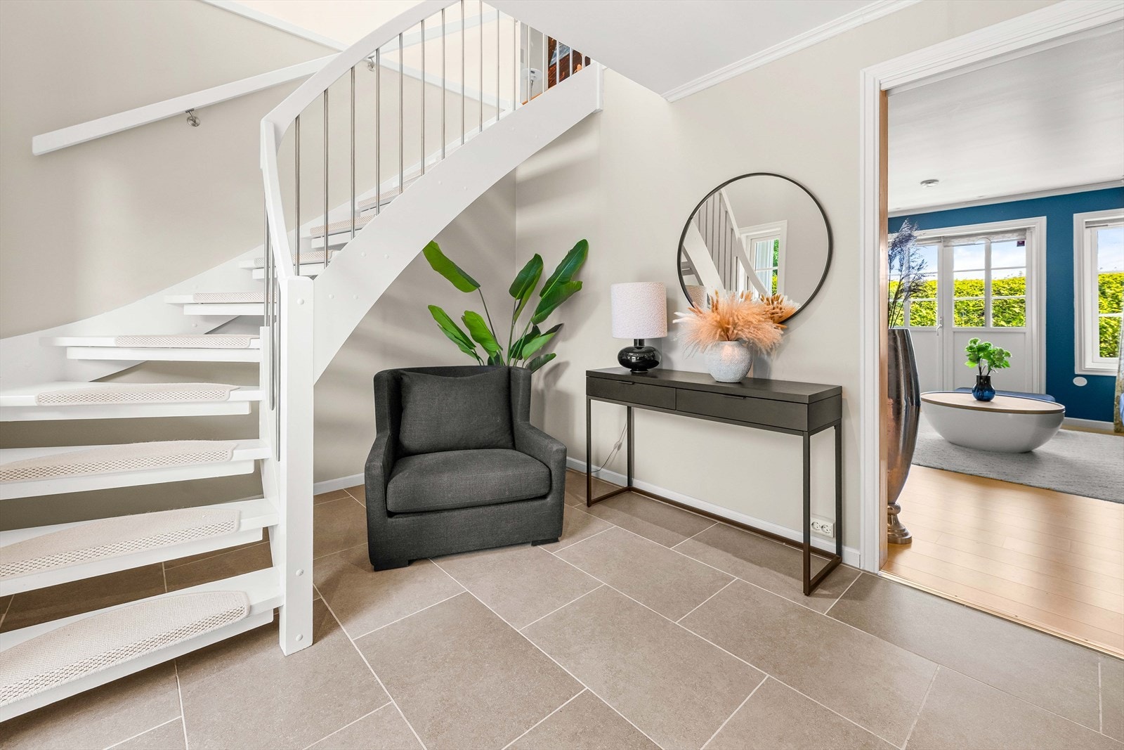 En praktisk og stilfull entré med smarte oppbevaringsløsninger. Galleribilde