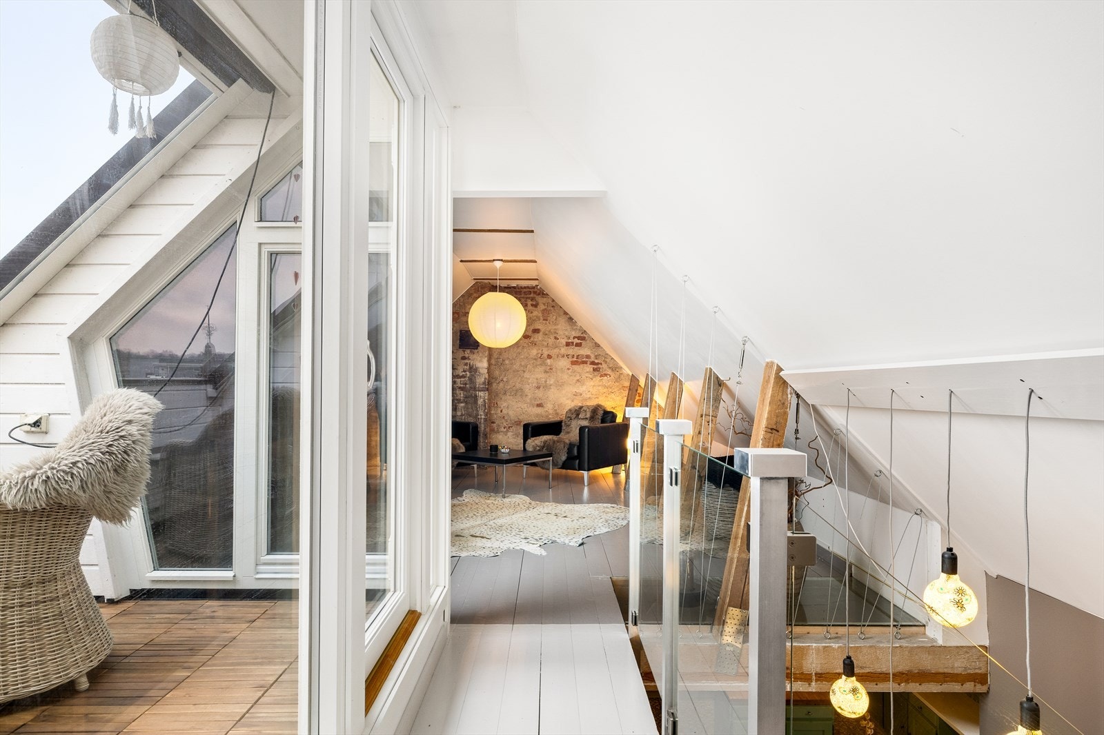 Elegant trappeløsning i tre, stål og glass - et moderne blikkfang som binder sammen terrassen og de to soverommene via en lys og luftig gang. Galleribilde