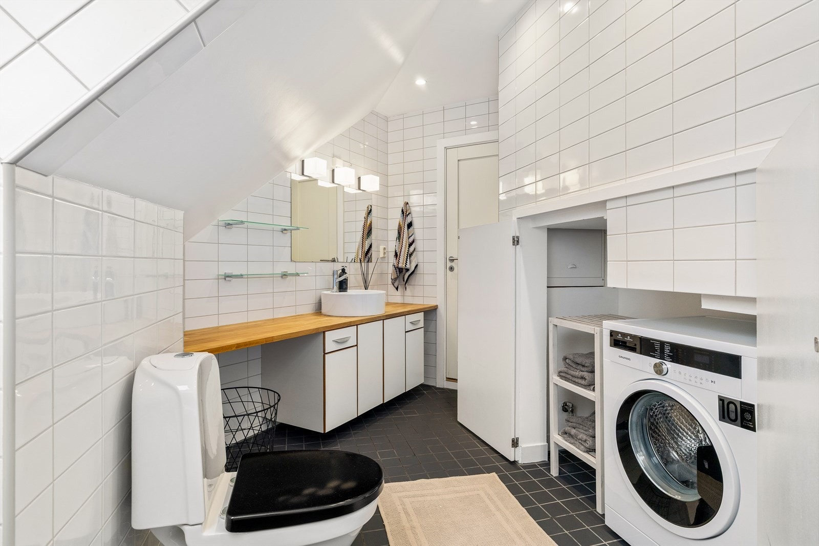 "Vaskerommet" er smart integrert i en skjult nisje i veggen - en praktisk løsning som gir både funksjonalitet og et ryddig uttrykk. Galleribilde