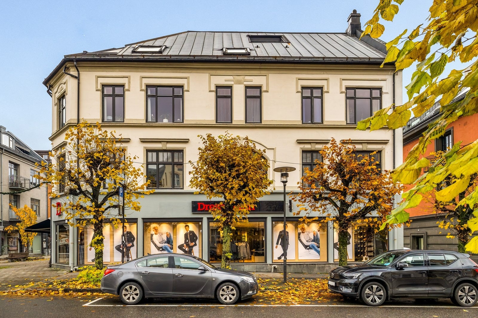 Adkomst til leiligheten via høyre side av bygget - inn i bakgården mellom Dressmann og det gamle DBN-bygget. Galleribilde