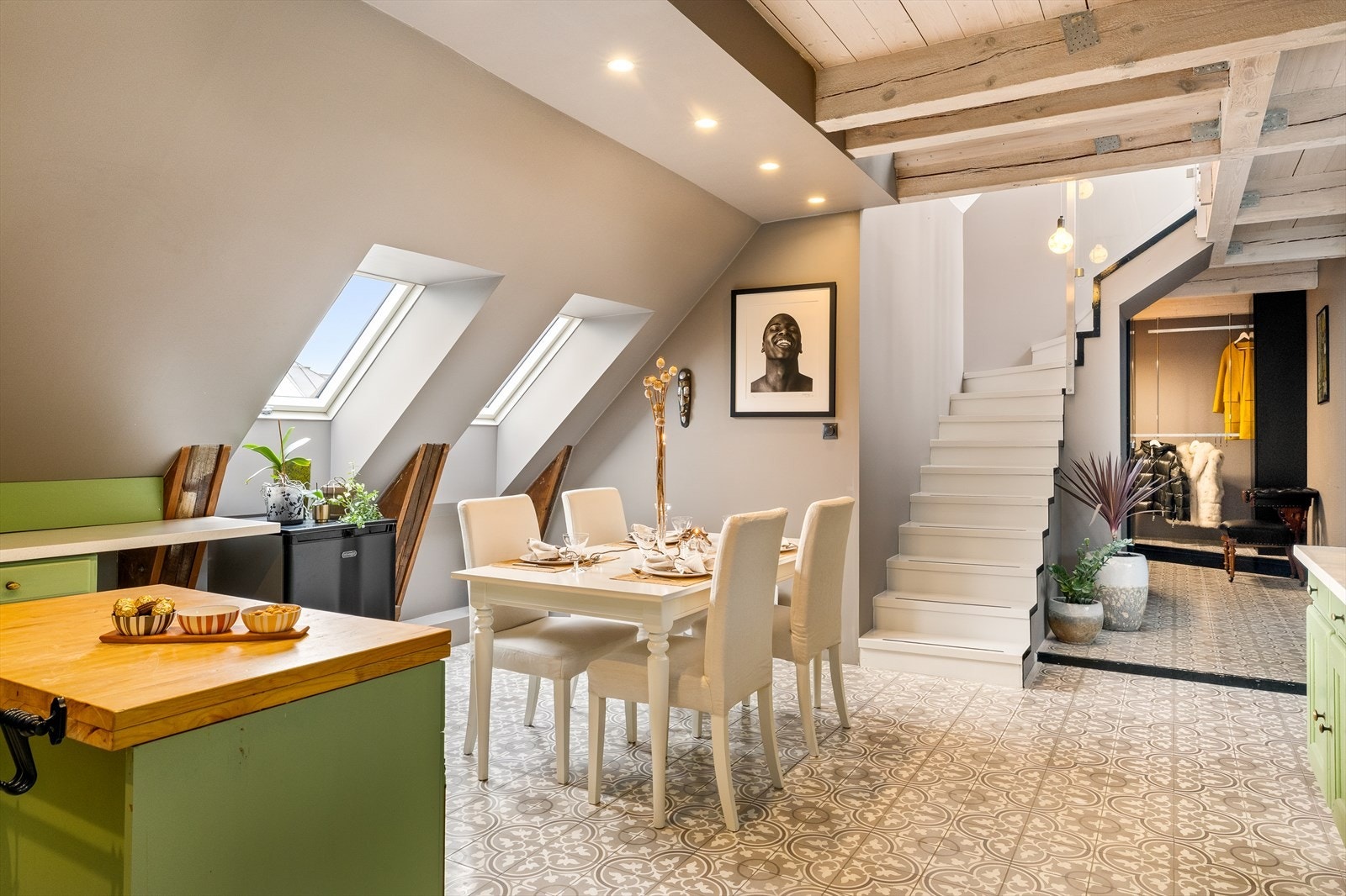 Meget god plass til en stor spisestue - perfekt for hyggelige middager og sosiale sammenkomster. Galleribilde