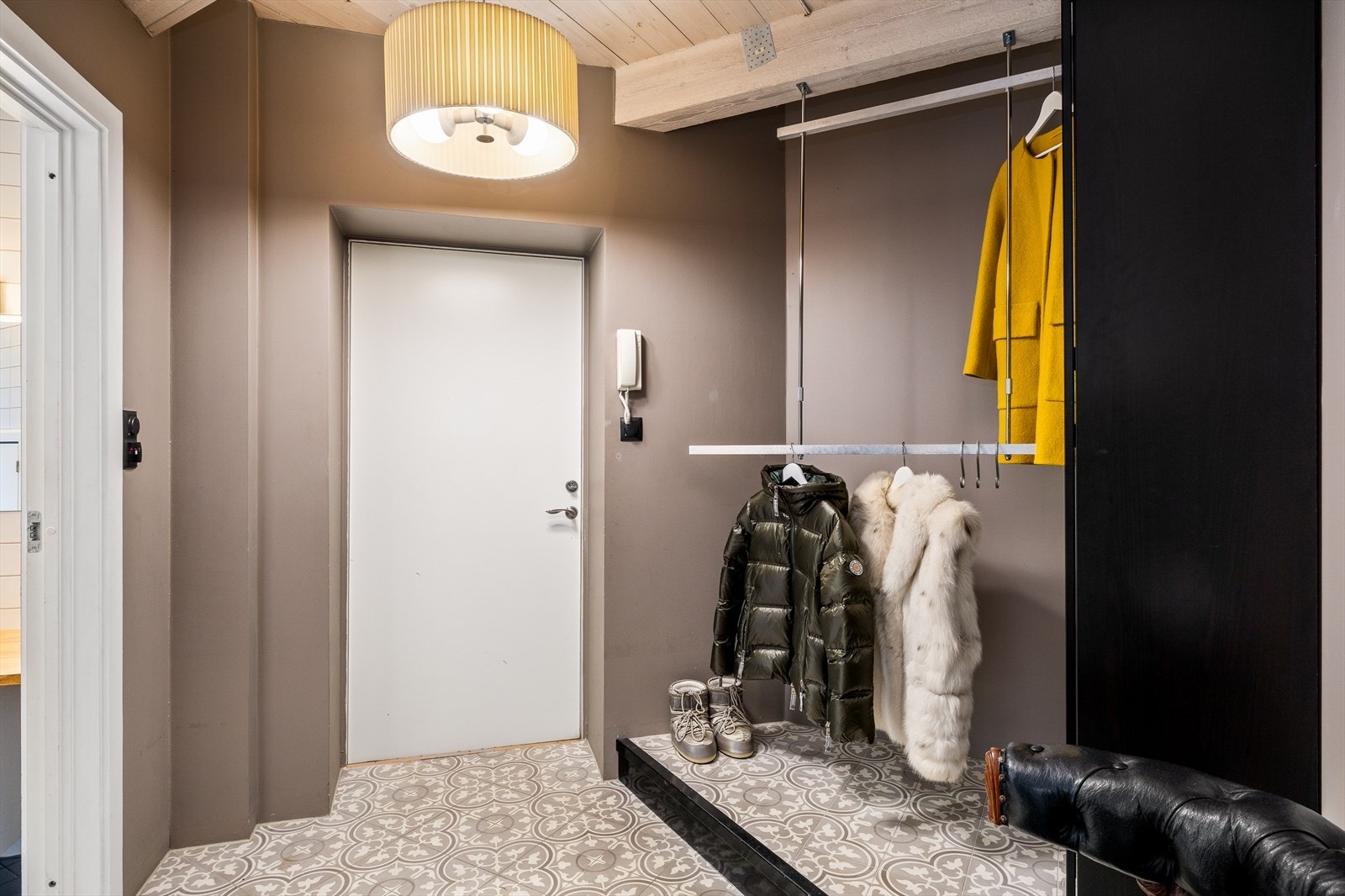 Velkommen inn i en innbydende gang med lekre veggfarger og sjarmerende, historiske fliser som gir et varmt og stilfullt førsteinntrykk. Galleribilde