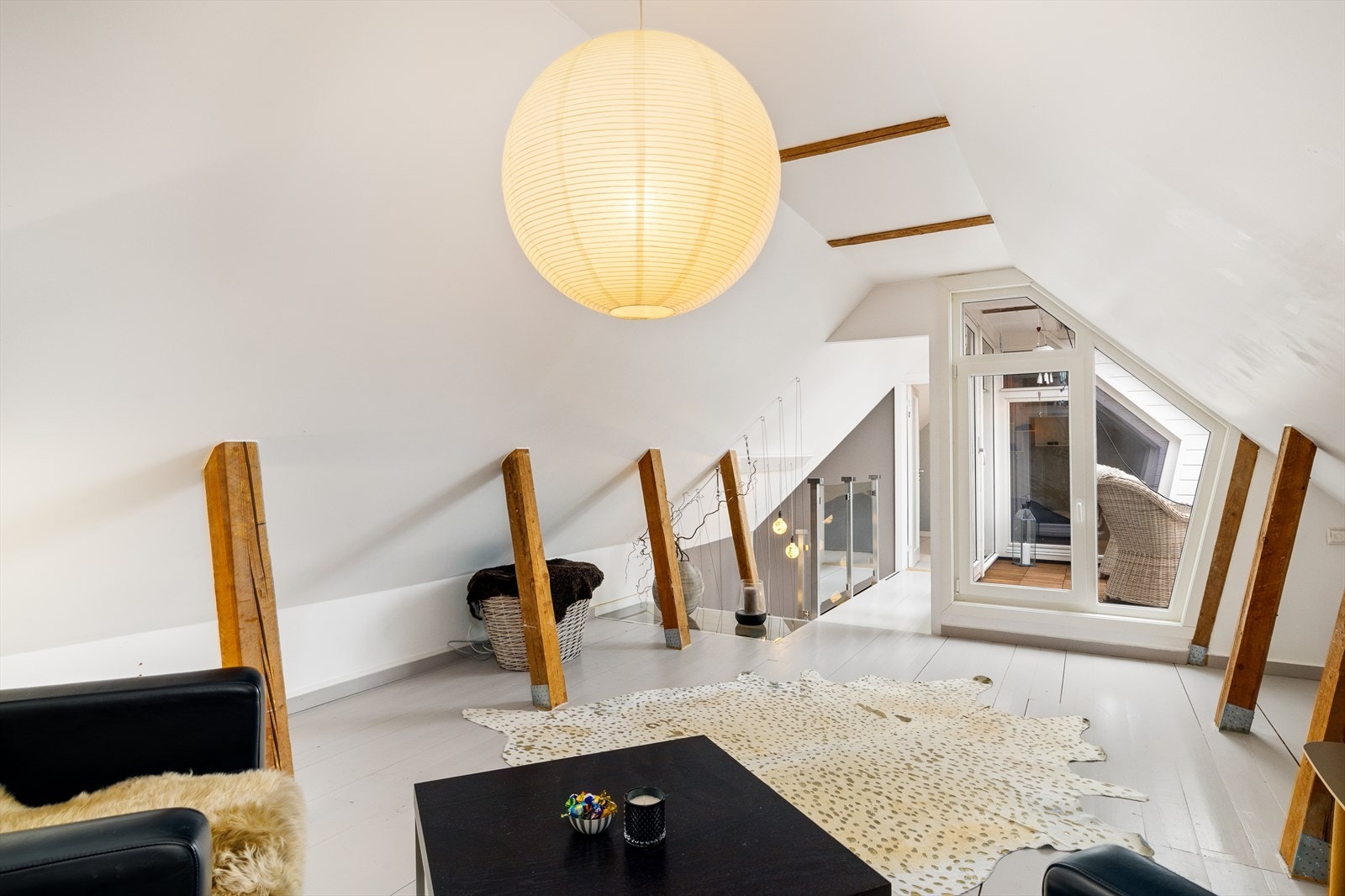 Det største rommet i 2. etasje brukes i dag som TV-stue, men har fleksible muligheter - perfekt som soverom, gjesterom eller hjemmekontor. Galleribilde