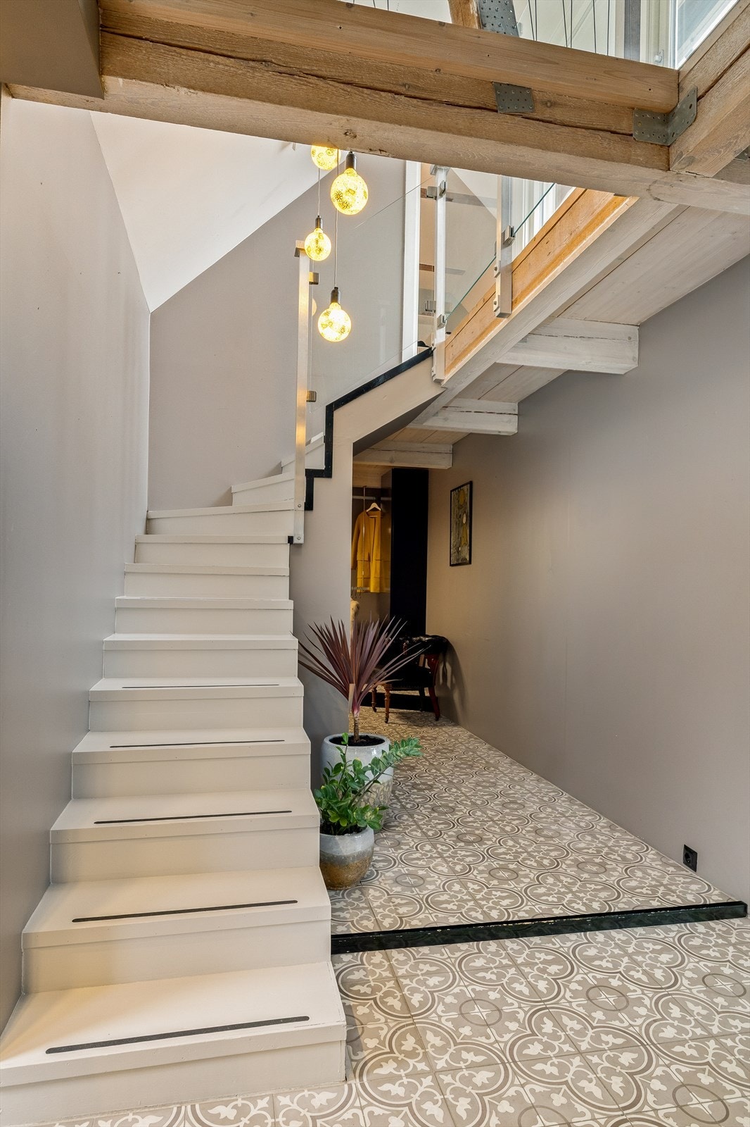 Velkommen opp i 2. etasje - her venter en luftig og innbydende atmosfære med spennende detaljer og god romfølelse. Galleribilde