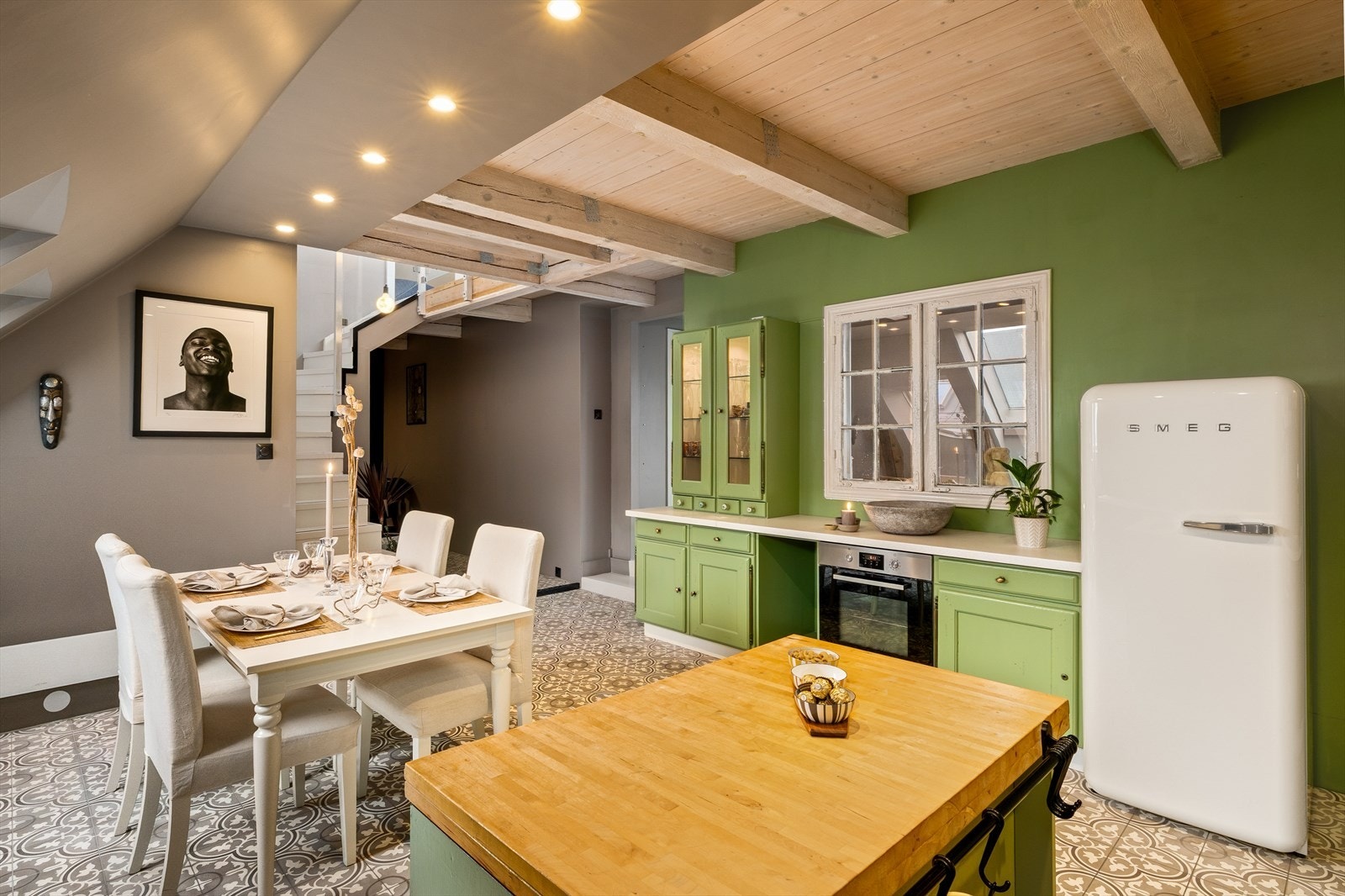 Praktisk løsning med to komfyrer og god plass til kjøleskap - perfekt for deg som elsker å lage mat og ønsker funksjonalitet i hverdagen. Galleribilde