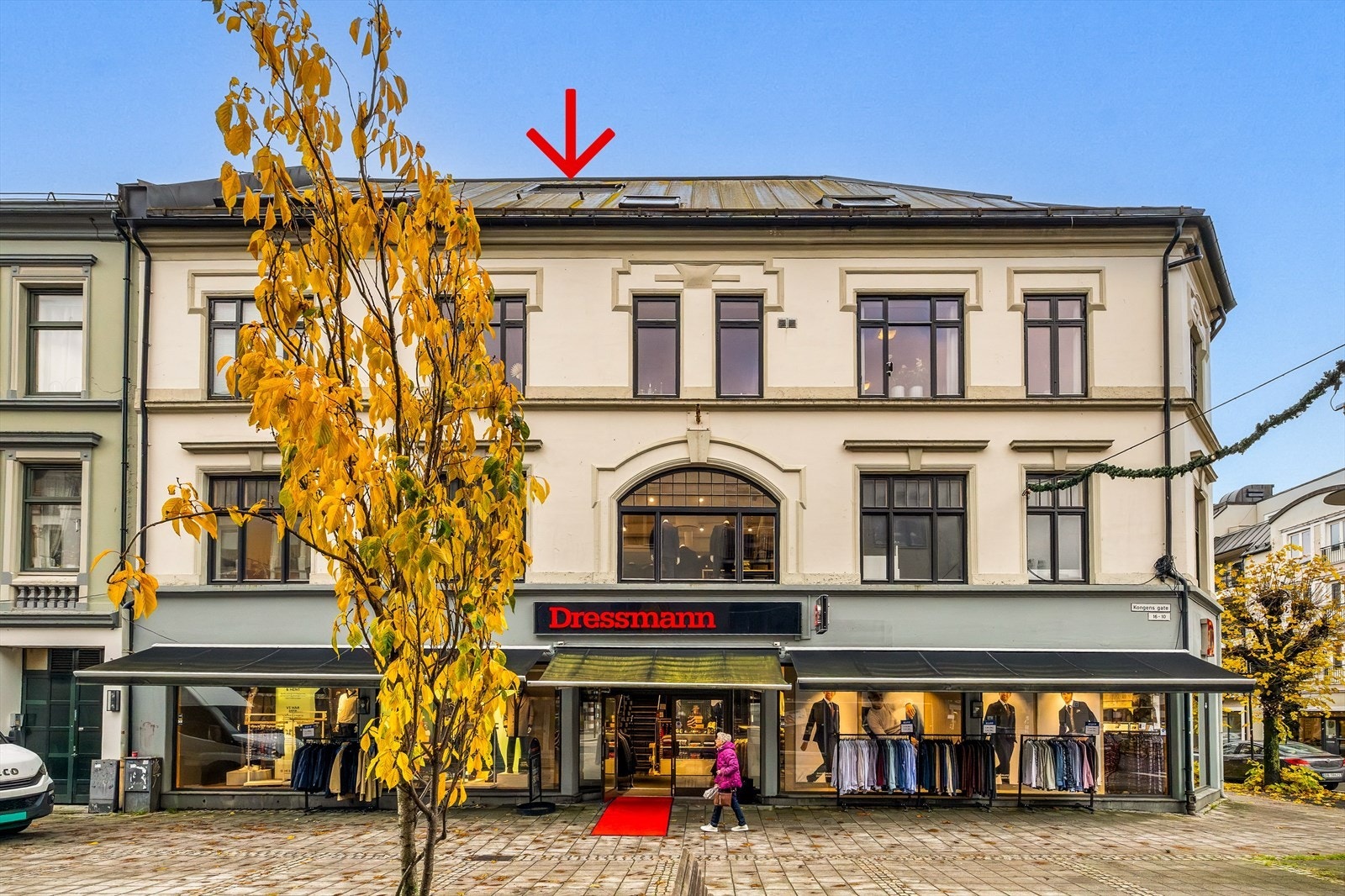 Fra gaten skimtes takterrassen og vinduene til leiligheten - en eksklusiv beliggenhet på toppen av bygget. Galleribilde
