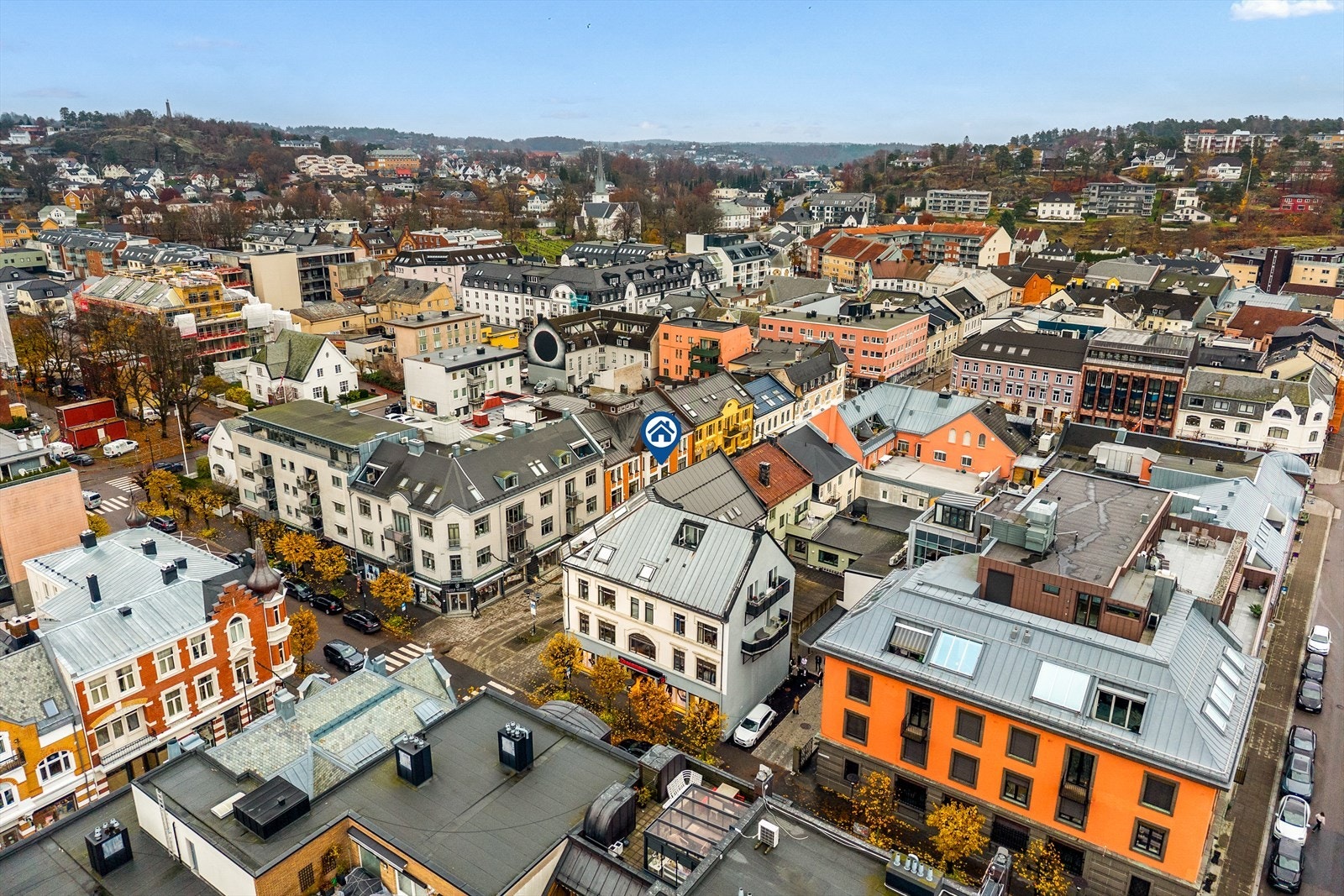 Praktisk parkeringsplass for av- og pålessing inntil gavlveggen - sort asfaltområde bak den hvite bilen gir enkel tilgang. Galleribilde